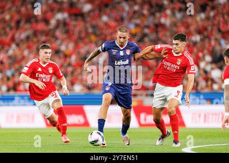 Lissabon, Portugal. September 2024. Benjamin Rollheiser (SL Benfica), Alisson Safira (Santa Clara) und Antonio Silva (SL Benfica) wurden während des Liga-Portugal-Spiels zwischen den Teams von SL Benfica und CD Santa Clara im Estadio da Luz gesehen. Finale Partitur; SL Benfica 4:1 CD Santa Clara Credit: SOPA Images Limited/Alamy Live News Stockfoto