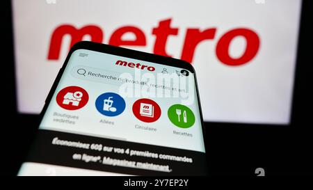 Deutschland. September 2024. In dieser Abbildung ist ein Mobiltelefon mit der Webseite des kanadischen Einzelhandelsunternehmens Metro Inc. Vor dem Geschäftslogo zu sehen. Quelle: SOPA Images Limited/Alamy Live News Stockfoto