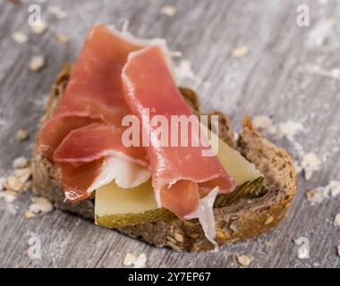 Sandwich mit Roggenbrot und Parmaschinken Stockfoto