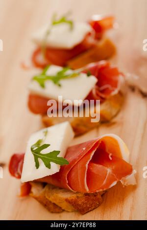 Perfektes Sandwich mit Roggenbrot und Parmaschinken Stockfoto