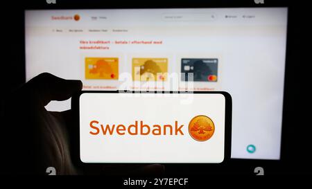 Deutschland. September 2024. In dieser Abbildung hält eine Person ein Mobiltelefon mit dem Logo des schwedischen Finanzdienstleisters Swedbank ab vor der Webseite. (Credit Image: © Timon Schneider/SOPA Images via ZUMA Press Wire) NUR REDAKTIONELLE VERWENDUNG! Nicht für kommerzielle ZWECKE! Stockfoto