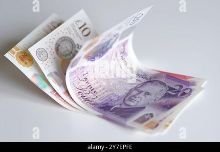 Dateifoto vom 08/24 mit einer Ansicht von £5, £10, £20 und £50 Banknoten. Rentenfonds generieren mehr Renditen, als die meisten Briten erwarten, laut neuer Forschung, die darauf hindeutet, dass viele Sparer unterschätzen, wie viel Geld ihre Rente generieren kann. Branchendaten zeigen, dass führende Pensionsfonds in den letzten fünf Jahren eine durchschnittliche jährliche Rendite von 7,72 % für Menschen erzielt haben, die 30 Jahre vom Ruhestand entfernt sind. Ausgabedatum: Montag, 30. September 2024. Stockfoto