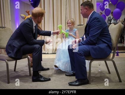 Aktenfoto vom 09/23, in dem der Duke of Sussex mit Poppy und ihrem Vater Daniel Higham während der jährlichen WellChild Awards 2023 im Hurlingham Club in London sprach. Der Duke of Sussex feiert die Erfolge und Widerstandsfähigkeit schwer erkrankter Jugendlicher und ihrer Familien bei einem seltenen Besuch in Großbritannien. Harry wird an der Verleihung der WellChild Awards in London in seiner Rolle als Förderer der Wohltätigkeitsorganisation teilnehmen, eine Position, die er seit mehr als 15 Jahren innehatte. Ausgabedatum: Montag, 30. September 2024. Stockfoto