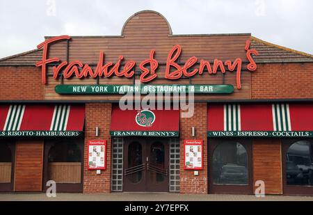 Aktenfoto vom 26./02/20 mit einer allgemeinen Ansicht eines Frankie and Benny's Restaurants in Feltham. Der Chef der italienischen New Yorker Kette Frankie & Benny's hat bekannt gegeben, dass die Gruppe nach einer schwungvollen Überholung wieder in den Jahresgewinn zurückkehren wird, um das Geschäft wieder auf Kurs zu bringen. Debbie Ehemann, Managing Director von Frankie & Benny????????, sagte, dass das einst verlustbringende Restaurantgeschäft im Geschäftsjahr bis Oktober bereits einen Gewinn von 4 Millionen Pfund erzielt hatte, dank einer umfassenden Neugestaltung und Kostensenkungsmaßnahmen. Ausgabedatum: Montag, 30. September 2024. Stockfoto