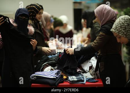 Gaziantep, Syrien. 30. Dezember 2019. Junge syrische Freiwillige sammeln Güter, die an Binnenvertriebene Syrer, die vor den Kämpfen in der Provinz Idlib fliehen, gespendet werden. Kleidung, Decken und Matratzen gehörten zu den Gegenständen, die von Syrern aus der ganzen Türkei gespendet und hauptsächlich von Universitätsstudenten in der südtürkischen Stadt Gaziantep gesammelt wurden, um sie an Syrer zu verteilen, die aus der nordwestlichen syrischen Provinz fliehen. Seit November letzten Jahres drängen die syrischen Regierungstruppen, unterstützt von russischen Kräften, um das letzte von Rebellen gehaltene Territorium der Provinz Idlib zurückzuerobern Stockfoto