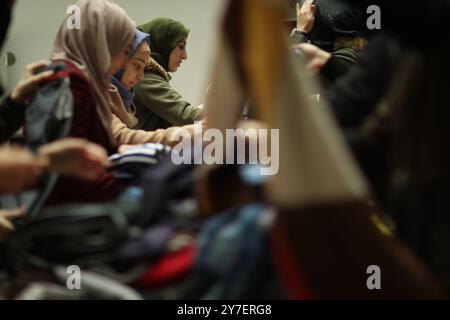 Gaziantep, Syrien. 30. Dezember 2019. Junge syrische Freiwillige sammeln Güter, die an Binnenvertriebene Syrer, die vor den Kämpfen in der Provinz Idlib fliehen, gespendet werden. Kleidung, Decken und Matratzen gehörten zu den Gegenständen, die von Syrern aus der ganzen Türkei gespendet und hauptsächlich von Universitätsstudenten in der südtürkischen Stadt Gaziantep gesammelt wurden, um sie an Syrer zu verteilen, die aus der nordwestlichen syrischen Provinz fliehen. Seit November letzten Jahres drängen die syrischen Regierungstruppen, unterstützt von russischen Kräften, um das letzte von Rebellen gehaltene Territorium der Provinz Idlib zurückzuerobern Stockfoto