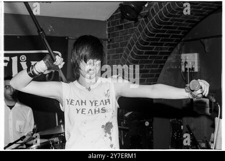 KAREN O, YEAH YEAH YEAHS, ERSTE UK-TOUR, 2002: A Young Karen O of Yeah Yeah Yeahs, die am 21. April 2002 auf ihrer ersten UK-Tour im Barfly Club in Cardiff, Wales, UK, spielte. Foto: Rob Watkins. NFO: Yeah Yeah Yeahs ist eine US-amerikanische Indie-Rock-Band, die 2000 gegründet wurde und für ihren energiegeladenen Art-Punk-Sound bekannt ist. Unter der Leitung der charismatischen Sängerin Karen O erlangten sie Bekanntheit mit Hits wie „Maps“ und „Heads will Roll“, die rohen Garagenrock mit emotionaler Tiefe vermischten. Stockfoto