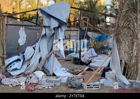 Palästinenser inspizieren die Stätte nach israelischen Streiks auf ein Zelt für Vertriebene Palästinenser inspizieren die Stätte nach israelischen Streiks auf ein Zelt für Vertriebene, während des Israel-Hamas-Konflikts, in Dair EL-Balah, im zentralen Gazastreifen, 30. September 2024. Foto: Naaman Omar apaimages Dair EL-Balah Gazastreifen Palästinensische Gebiete 300924 Dair EL-Balah NAA 004 Copyright: XapaimagesxNaamanxOmarxapaimagesx Stockfoto