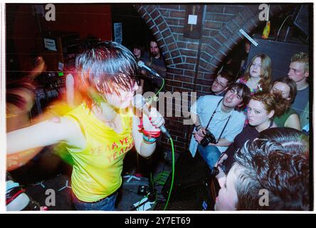 KAREN O, YEAH YEAH YEAHS, ERSTE UK-TOUR, 2002: A Young Karen O of Yeah Yeah Yeahs, die am 21. April 2002 auf ihrer ersten UK-Tour im Barfly Club in Cardiff, Wales, UK, spielte. Foto: Rob Watkins. NFO: Yeah Yeah Yeahs ist eine US-amerikanische Indie-Rock-Band, die 2000 gegründet wurde und für ihren energiegeladenen Art-Punk-Sound bekannt ist. Unter der Leitung der charismatischen Sängerin Karen O erlangten sie Bekanntheit mit Hits wie „Maps“ und „Heads will Roll“, die rohen Garagenrock mit emotionaler Tiefe vermischten. Stockfoto