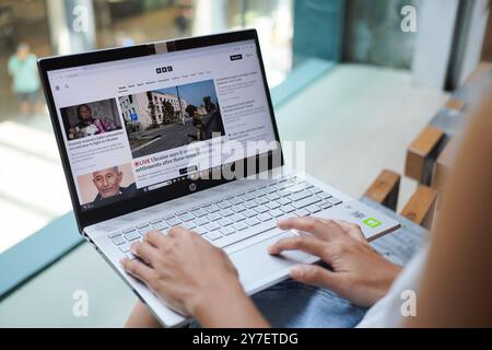 China. September 2024. In dieser Foto-Illustration durchsucht eine Frau die BBC-Website auf ihrem Laptop (Foto: Serene Lee/SOPA Images/SIPA USA) *** ausschließlich für redaktionelle Nachrichten *** Credit: SIPA USA/Alamy Live News Stockfoto