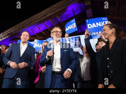 Wien, Österreich. September 2024. Der Vorsitzende der österreichischen Freiheitspartei Herbert Kickl (C) feiert mit Anhängern in Wien, Österreich, 29. September 2024. Die ersten Ergebnisse der österreichischen Bundestagswahl am Sonntag haben gezeigt, dass die rechtsextreme Freiheitspartei nach Medienberichten an der Spitze der Landeswahl steht und ihren ersten Wahlsieg sichern will. Quelle: He Canling/Xinhua/Alamy Live News Stockfoto