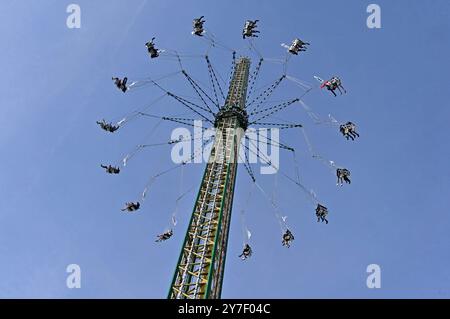 Kettenflieger Bayern Tower beim 189. Oktoberfest 2024 auf der Theresienwiese. München, 29.09.2024 *** Kettenflieger Bayern Turm beim Oktoberfest 189 2024 auf der Theresienwiese München, 29 09 2024 Foto:XB.xSaarx/xFuturexImagex oktoberfest 4927 Stockfoto