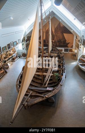 Ein traditionelles hölzernes isländisches Fischerboot mit Segeln in einer Ausstellungshalle mit maritimen Artefakten im Skógar-Museum, Island. Stockfoto
