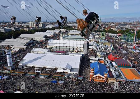 Kettenflieger Bayern Tower beim 189. Oktoberfest 2024 auf der Theresienwiese. München, 29.09.2024 *** Kettenflieger Bayern Turm beim Oktoberfest 189 2024 auf der Theresienwiese München, 29 09 2024 Foto:XB.xSaarx/xFuturexImagex oktoberfest 4933 Stockfoto