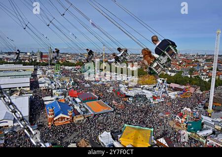 Kettenflieger Bayern Tower beim 189. Oktoberfest 2024 auf der Theresienwiese. München, 29.09.2024 *** Kettenflieger Bayern Turm beim Oktoberfest 189 2024 auf der Theresienwiese München, 29 09 2024 Foto:XB.xSaarx/xFuturexImagex oktoberfest 4931 Stockfoto