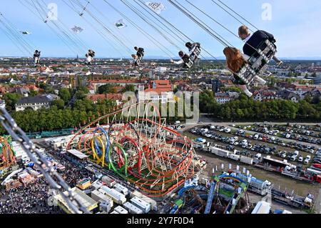 Olympia Looping Achterbahn beim 189. Oktoberfest 2024 auf der Theresienwiese. München, 29.09.2024 *** Olympische Looping-Achterbahn beim Oktoberfest 189 2024 auf der Theresienwiese München, 29 09 2024 Foto:XB.xSaarx/xFuturexImagex oktoberfest 4932 Stockfoto