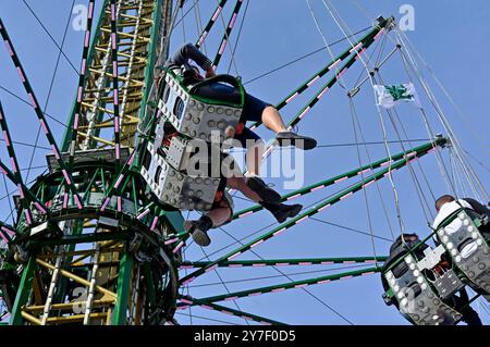 Kettenflieger Bayern Tower beim 189. Oktoberfest 2024 auf der Theresienwiese. München, 29.09.2024 *** Kettenflieger Bayern Turm beim Oktoberfest 189 2024 auf der Theresienwiese München, 29 09 2024 Foto:XB.xSaarx/xFuturexImagex oktoberfest 4928 Stockfoto