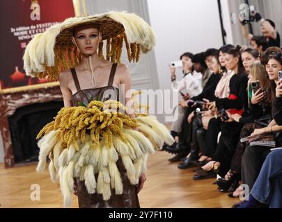 Paris, Frankreich. September 2024. Ein Model präsentiert eine Kreation im Rahmen einer Kostümshow der Zhou Dynastie (1046-256 v. Chr.) während des 2. Chinesisch-französischen Mode- und Kulturfestivals im chinesischen Kulturzentrum in Paris, Frankreich, 29. September 2024. Das Festival findet vom 27. September bis 3. Oktober statt. Quelle: Gao Jing/Xinhua/Alamy Live News Stockfoto