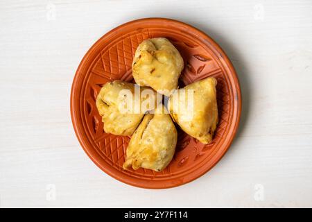 Köstliche Samosas oder Singaras auf einem Töpferteller. Dies ist ein traditioneller und beliebter Snack, der sowohl in Bangladesch als auch in Indien genossen wird. Sie wird auch als si bezeichnet Stockfoto