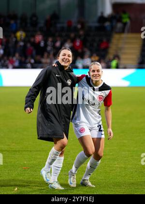 Frankfurt, 29. September 2024: Barbara Dunst ( 28 Frankfurt ) Nadine Riesen ( 22 Frankfurt ) während des Google Pixel Frauen-Bundesliga Fußballspiels zwischen Eintracht Frankfurt und VfL Wolfsburg im Stadion am Brentanobad in Frankfurt. (Julia Kneissl / SPP) Stockfoto