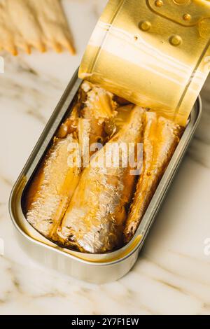 Eine Dose Sardine in Olivenöl öffnen Stockfoto