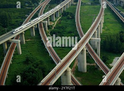 (240930) -- ZHENGZHOU, 30. September 2024 (Xinhua) -- Ein Hochgeschwindigkeitszug fährt auf einer Brücke in Zhengzhou, Zentralchinas Provinz Henan, 17. August 2017. Henan liegt strategisch im zentralen Teil des Landes und ist seit Jahrhunderten ein nationaler Verkehrsknotenpunkt. In den vergangenen Jahrzehnten baute die Provinz ein modernes Verkehrsnetz aus Flugzeugen, Eisenbahnen, Autobahnen, Wasserkanälen und allen möglichen Häfen. Sie weitet ihre Rolle nun rasch auf Bereiche der grenzüberschreitenden Logistik, Investitionen und des Handels aus, um den doppelten Umlauf von inländischen und internationalen Märkten zu erleichtern. (Xin Stockfoto