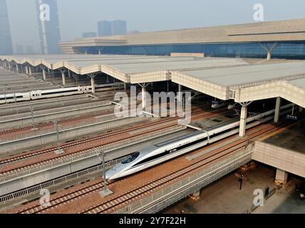 (240930) -- ZHENGZHOU, 30. September 2024 (Xinhua) -- Ein Hochgeschwindigkeitszug fährt vom Ostbahnhof Zhengzhou in Zhengzhou, Zentralchinas Provinz Henan, 1. Dezember 2019 ab. Henan liegt strategisch im zentralen Teil des Landes und ist seit Jahrhunderten ein nationaler Verkehrsknotenpunkt. In den vergangenen Jahrzehnten baute die Provinz ein modernes Verkehrsnetz aus Flugzeugen, Eisenbahnen, Autobahnen, Wasserkanälen und allen möglichen Häfen. Sie weitet ihre Rolle nun rasch auf Bereiche der grenzüberschreitenden Logistik, Investitionen und des Handels aus, um den doppelten Umlauf von inländischem und i zu erleichtern Stockfoto