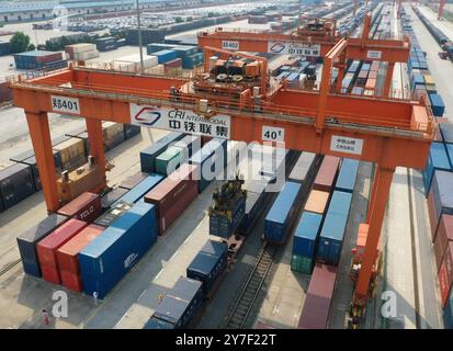 (240930) -- ZHENGZHOU, 30. September 2024 (Xinhua) -- Ein Drohnenfoto zeigt, wie ein Container im Zentralhafen Zhoukou in Zhoukou, Zentralchinas Provinz Henan, am 17. September 2023 angehoben wird. Henan liegt strategisch im zentralen Teil des Landes und ist seit Jahrhunderten ein nationaler Verkehrsknotenpunkt. In den vergangenen Jahrzehnten baute die Provinz ein modernes Verkehrsnetz aus Flugzeugen, Eisenbahnen, Autobahnen, Wasserkanälen und allen möglichen Häfen. Sie weitet ihre Rolle nun rasch auf Bereiche der grenzüberschreitenden Logistik, Investitionen und des Handels aus, um den doppelten Umlauf der Kuppel zu erleichtern Stockfoto