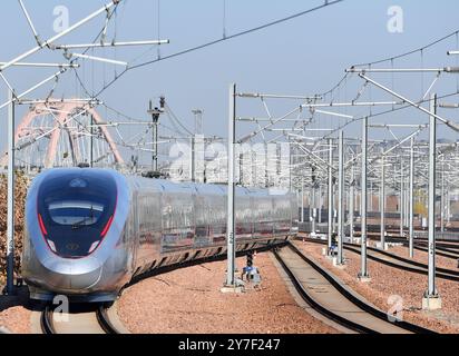 (240930) -- ZHENGZHOU, 30. September 2024 (Xinhua) -- Ein Hochgeschwindigkeitszug fährt vom Ostbahnhof Zhengzhou in Zhengzhou, Zentralchinas Provinz Henan, 8. Dezember 2023. Henan liegt strategisch im zentralen Teil des Landes und ist seit Jahrhunderten ein nationaler Verkehrsknotenpunkt. In den vergangenen Jahrzehnten baute die Provinz ein modernes Verkehrsnetz aus Flugzeugen, Eisenbahnen, Autobahnen, Wasserkanälen und allen möglichen Häfen. Sie weitet ihre Rolle nun rasch auf Bereiche der grenzüberschreitenden Logistik, Investitionen und des Handels aus, um den doppelten Umlauf von inländischem und i zu erleichtern Stockfoto