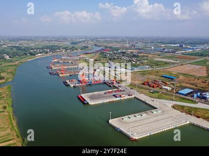 (240930) -- ZHENGZHOU, 30. September 2024 (Xinhua) -- ein Luftdrohnenfoto zeigt Zhoukou Zentralhafen in Zhoukou, Zentralchinas Provinz Henan, 28. Juni 2022. Henan liegt strategisch im zentralen Teil des Landes und ist seit Jahrhunderten ein nationaler Verkehrsknotenpunkt. In den vergangenen Jahrzehnten baute die Provinz ein modernes Verkehrsnetz aus Flugzeugen, Eisenbahnen, Autobahnen, Wasserkanälen und allen möglichen Häfen. Sie weitet ihre Rolle nun rasch auf Bereiche der grenzüberschreitenden Logistik, Investitionen und des Handels aus, um den doppelten Umlauf von inländischem und internationalem Verkehr zu erleichtern Stockfoto