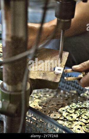 Herstellung traditioneller balinesischer Münzen mit Hohlraum, bekannt als „pis bolong/jinah bolong/uang kepeng“, im Dorf Kamasan, Klungkung, Bali, Indonesien. Stockfoto