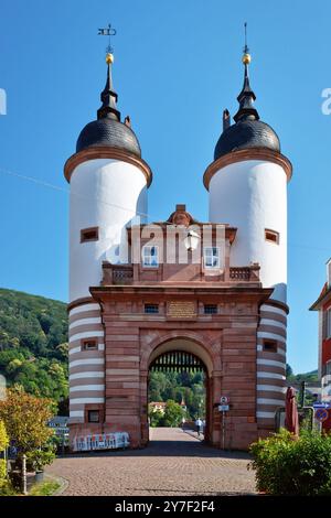 Deutschland, Heidelberg - 28. Juni 2024: Tor zur Karl-Theodor-Brücke, auch Alte Brücke genannt Stockfoto