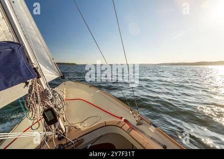 Blick von einer Segelyacht auf der Ostsee bei schönem Sonnenuntergang Stockfoto