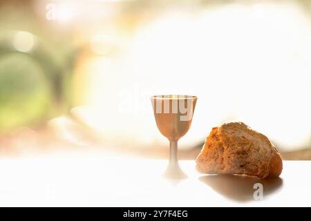 Das Brot und der Wein der Heiligen Kommunion symbolisieren das heilige Blut und den Leib Jesu Christi, das letzte Abendmahl Hintergrund Stockfoto