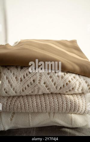 Ein Stapel kuscheliger Strickpullover Stockfoto