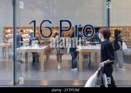 Tokio, Japan. September 2024. Das Frontfenster des Apple Store in Omotesando mit der Aufschrift „16 Pro“. Tokio 27. September 2024. - 20240927 PD20887 Credit: APA-PictureDesk/Alamy Live News Stockfoto