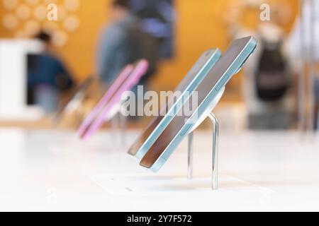 Tokio, Japan. September 2024. Das neue iPhone 16 wird im Apple Store von Omotesando ausgestellt. Tokio, 27. September 2024. - 20240927 PD20875 Credit: APA-PictureDesk/Alamy Live News Stockfoto