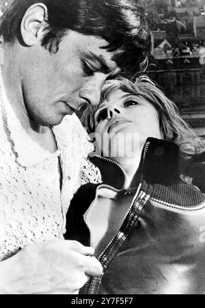 Marianne Faithfull mit dem französischen Schauspieler Alain Delon in ihrem ersten Film La Motorrad, der am 30. November 1967 in Paris gedreht wird Stockfoto