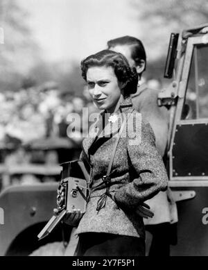 Mit Camera Ready beobachtete die Prinzessin Badminton, Gloucester: Sie trug eine Blume zum Gedenken an den St. George's Day an ihrem Revers und mit einer Kamera, die an einem Riemen vor ihr aufgehängt war, beobachtete Prinzessin Margaret die Ereignisse in den Olympischen Pferdeprozessen. Die Königin, der Herzog von Edinburgh und andere Mitglieder der königlichen Familie waren ebenfalls anwesend. Die königliche Party ist Gast des Herzogs von Beaufort, Meister des Pferdes. April 1953 Stockfoto