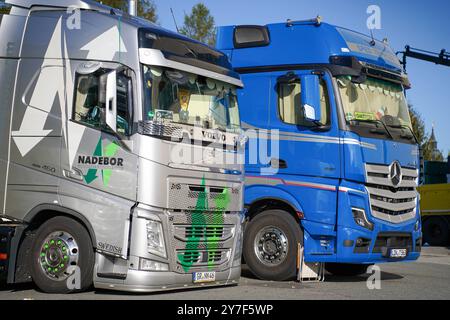 Neukirch/Lausitz - Truckerbilly: Old meets New 29.09.2024 Neukirch/Lausitz, Hauptstraße 37 Fotograf: LausitzNews.de am Wochenende vom 27.09.2024 - 29.09.2024 fand in Neukirch/Lausitz das erste Truckerbilly statt. Rund 20 Trucker kam der Einladung auf dieses Event nach und fuhr in der Oberlausitz. Rund 2000 Menschen besuchten das Event, bestaunten die Fahrzeuge und kamen in Gesprächen. Über eine Losbude sowie eine Hüpfburg konnten sich die ganzen kleinen freuen. Auch für den kleinen Hunger gab es Bratwurst oder Steak. Am Abend wurde das ganze dann mit einem DJ und schöner Lichtshow abgerunde Stockfoto