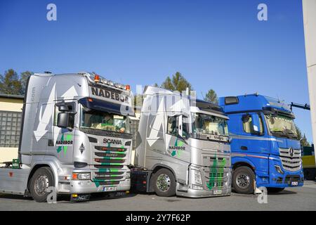 Neukirch/Lausitz - Truckerbilly: Old meets New 29.09.2024 Neukirch/Lausitz, Hauptstraße 37 Fotograf: LausitzNews.de am Wochenende vom 27.09.2024 - 29.09.2024 fand in Neukirch/Lausitz das erste Truckerbilly statt. Rund 20 Trucker kam der Einladung auf dieses Event nach und fuhr in der Oberlausitz. Rund 2000 Menschen besuchten das Event, bestaunten die Fahrzeuge und kamen in Gesprächen. Über eine Losbude sowie eine Hüpfburg konnten sich die ganzen kleinen freuen. Auch für den kleinen Hunger gab es Bratwurst oder Steak. Am Abend wurde das ganze dann mit einem DJ und schöner Lichtshow abgerunde Stockfoto