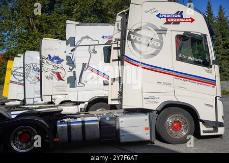 Neukirch/Lausitz - Truckerbilly: Old meets New 29.09.2024 Neukirch/Lausitz, Hauptstraße 37 Fotograf: LausitzNews.de am Wochenende vom 27.09.2024 - 29.09.2024 fand in Neukirch/Lausitz das erste Truckerbilly statt. Rund 20 Trucker kam der Einladung auf dieses Event nach und fuhr in der Oberlausitz. Rund 2000 Menschen besuchten das Event, bestaunten die Fahrzeuge und kamen in Gesprächen. Über eine Losbude sowie eine Hüpfburg konnten sich die ganzen kleinen freuen. Auch für den kleinen Hunger gab es Bratwurst oder Steak. Am Abend wurde das ganze dann mit einem DJ und schöner Lichtshow abgerunde Stockfoto