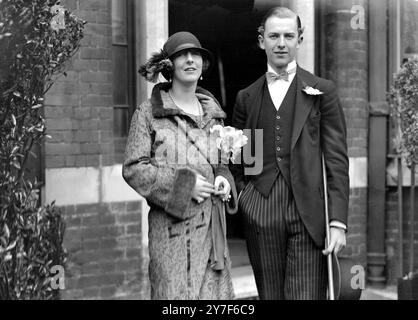 Hochzeit von Lady Idina Gordon und Hon Josslyn Victor Hay im Kensington Register Office 1923. Die Ehe wurde 1938 aufgelöst. Der Earl and Countess of Erroll folgte 1928. Earl of Erroll wurde 1941 in Kenia ermordet. Stockfoto