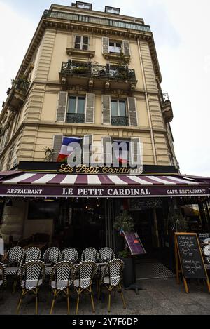 Le Petit Cardinal Bistro mit Sitzplätzen im Freien in der Rue Monge - Paris, Frankreich Stockfoto