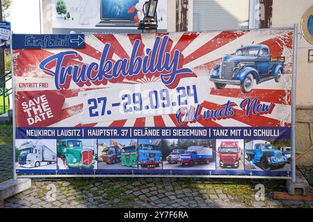 Neukirch/Lausitz - Truckerbilly: Old meets New 29.09.2024 Neukirch/Lausitz, Hauptstraße 37 Fotograf: LausitzNews.de am Wochenende vom 27.09.2024 - 29.09.2024 fand in Neukirch/Lausitz das erste Truckerbilly statt. Rund 20 Trucker kam der Einladung auf dieses Event nach und fuhr in der Oberlausitz. Rund 2000 Menschen besuchten das Event, bestaunten die Fahrzeuge und kamen in Gesprächen. Über eine Losbude sowie eine Hüpfburg konnten sich die ganzen kleinen freuen. Auch für den kleinen Hunger gab es Bratwurst oder Steak. Am Abend wurde das ganze dann mit einem DJ und schöner Lichtshow abgerunde Stockfoto