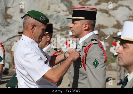 Legionäre des 2. Ausländischen Fallschirmregiments unter der Führung von General Cyrille Youchtchenko feiert am 29. September 2024 im Hafen von Calvi den Heiligen Michel. Korsika, Frankreich. Das 2e REP ist das einzige Luftregiment der französischen Fremdenlegion. Sie wurde Ende 1955 in Algerien gegründet und war in der Nähe der Stadt Calvi auf Korsika stationiert, seit sie Mitte 1967 von der algerischen Bou SFER dorthin zog. Die 2e REP nahm aktiv am Algerienkrieg (1954–62) Teil. 1978 wurde es dank des erfolgreichen Betriebs in Kolwezi weltweit bekannt. Foto von Shootpix/ABACAPRESS. KOM Stockfoto