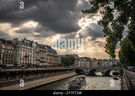 Pont Saint-Michel und seine von Petit Pont unter dramatischem Sonnenuntergang gesehen - Paris, Frankreich Stockfoto