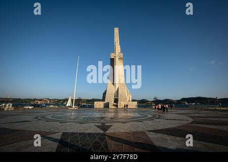 Kompass Rose Plaza und Denkmal für die Entdeckungen an einem Sommertag - Belém, Lissabon, Portugal Stockfoto