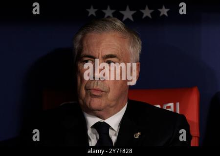 MADRID, SPANIEN - 29. September: Trainer Carlo Ancelotti von Real Madrid beim Spiel der La Liga 2024/25 zwischen Atletico de Madrid und Real Madrid im Civitas Metropolitano Stadium. (Foto: Guillermo Martinez) Stockfoto