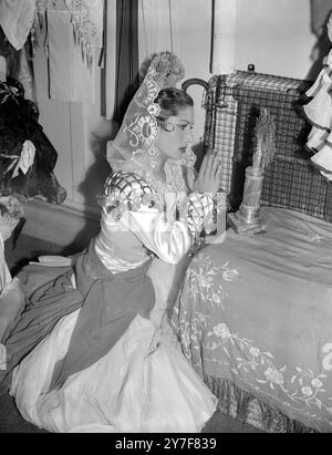 Carmen Amaya – Flamenco-Tänzerin betet am Schrein der Madonna in ihrer Garderobe, bevor sie am 15. Juni 1948 die erste Nacht im Princes Theatre in London auf die Bühne geht Stockfoto